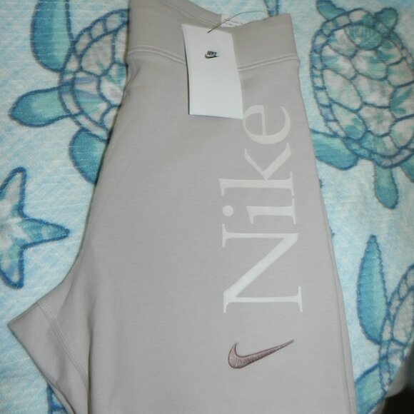 Nike Sportswear Classic High-Waisted 6" Graphic Biker Shorts🆕 FAST⌚📦🏃💨🚚 - Picture 7 of 16